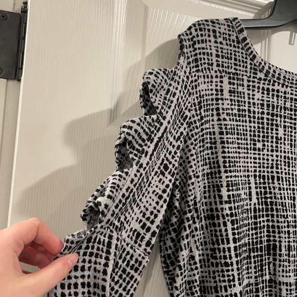 Black and white blouse - Picture 2 of 3